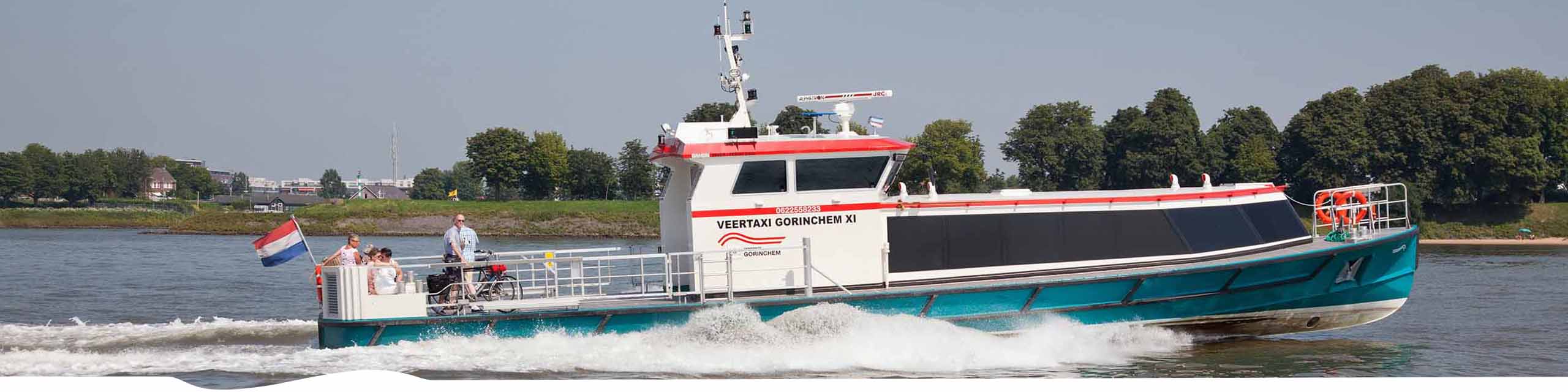 Watertaxi vaart over rivier