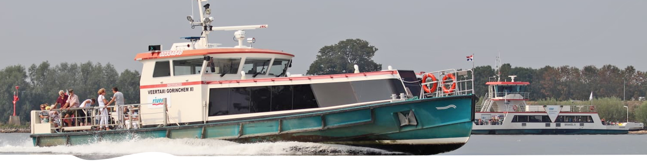 Voetveer vaart langs autoveer Brakel