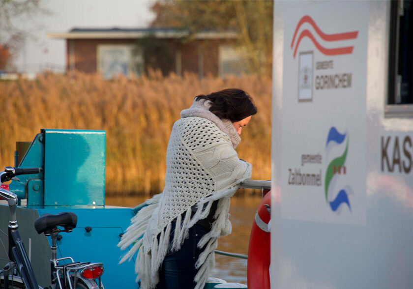 Fietser aan boord Aalst-Veen