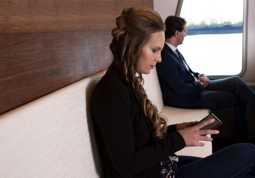 Passagier bedient iPad aan boord