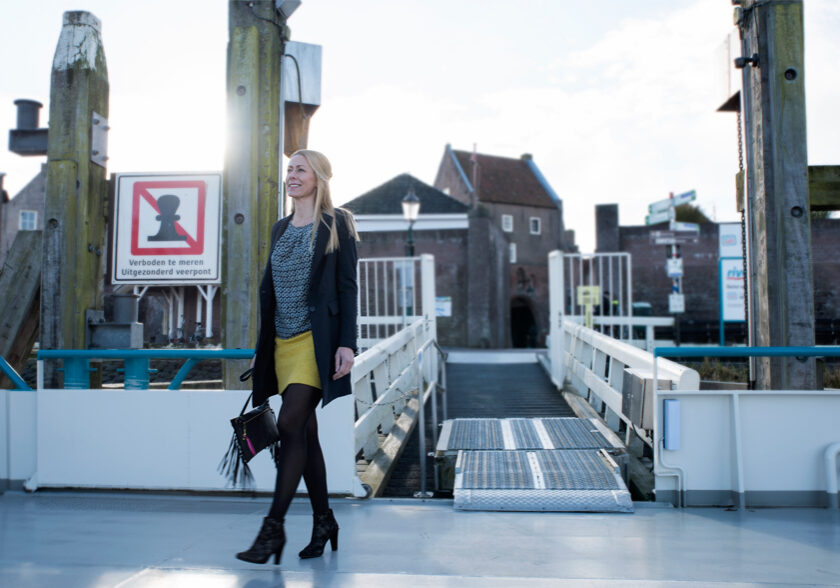 Vrouw loopt veerpont op