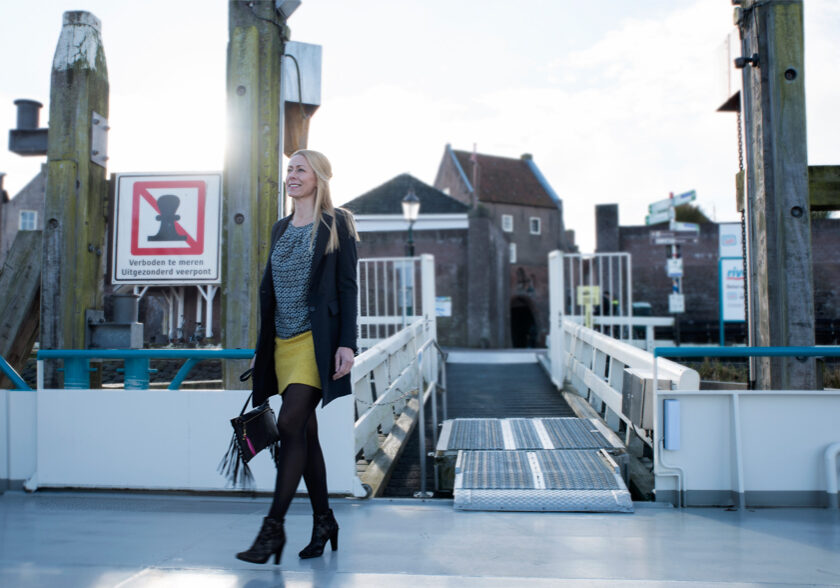 Vrouw loopt veerpont op